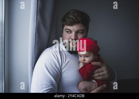 Familie, Liebe, Glücksgefühle. Eltern küssen die Wange des Babys. Glückliche Familie Stockfoto