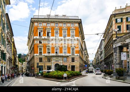 Genua, Italien - 27. Mai 2024: Via XXV Aprile, Via Roma und Piazza Giorgio Labo, tägliche Szene, historische Innenstadt von Genua Stockfoto