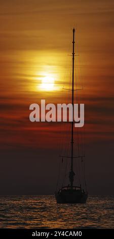 Segelyacht bei Sonnenuntergang, Golf von Porto, Korsika Stockfoto