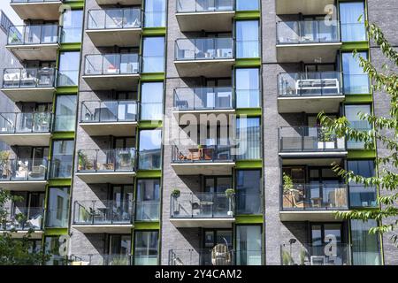 Detail eines modernen Apartmentblocks mit vielen Balkonen in Berlin, Deutschland, Europa Stockfoto