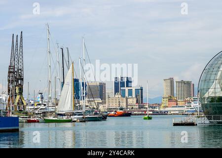 Genua, Italien - 27. Mai 2024: Panoramablick auf die Stadt Genua, Hafen, Yachten, moderne Gebäude, Stadtzentrum Stockfoto