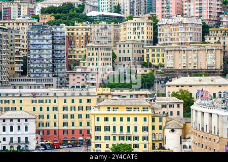 Genua, Italien - 27. Mai 2024: Schöne Panoramastraße Genovas, historische mehrstöckige Architektur auf einem Hügel, mehrstöckige Apartmenthäuser Stockfoto