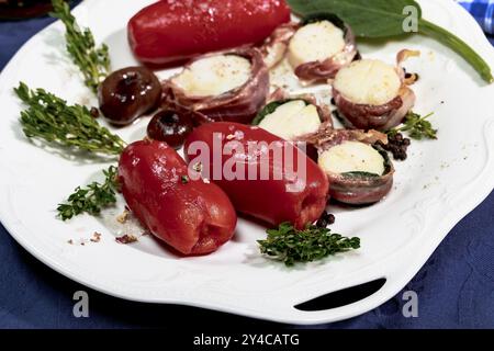 Confit San Marzano Tomaten mit Jakobsmuschelsaltimbocca Stockfoto