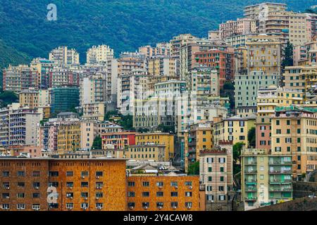 Genua, Italien - 27. Mai 2024: Schöne Panoramastraße Genovas, malerische mehrstöckige Architektur von Mehrgeschossigen Wohnhäusern am Hang Stockfoto