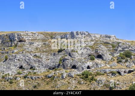 Hochzeitspaar im Belvedere Murgia Timone mit Höhlenwohnungen in Matera in Basilicata in Süditalien Stockfoto