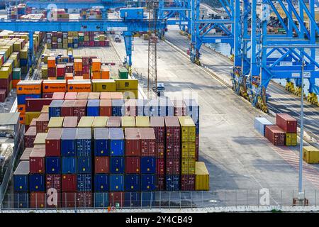 Genua, Italien, 27. Mai 2024: Containerterminal mit vielen Frachtcontainern und Kränen im Industriegebiet des Genua-Hafens, Luftaufnahme Stockfoto