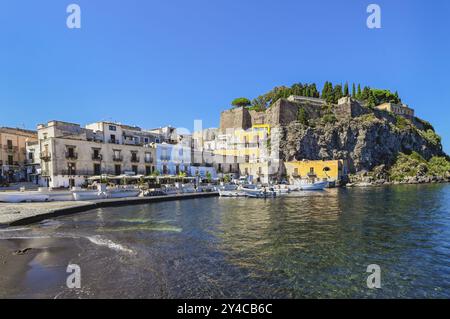 Lipari mit dem Hafen Marina Corta und der Burganlage aus dem 16. Jahrhundert mit der Kathedrale San Bartolomeo und der Chiesa delle Anime del Purgatori Stockfoto