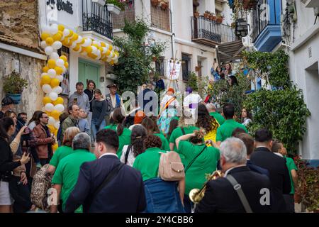 Fiestas Cruces de Mayo in den Straßen von Alicante, Spanien im Mai. Stockfoto