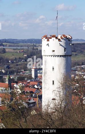 Blick auf den Mehlsack von Schloss Veitsburg, Ravensburgs Wahrzeichen, dem um 1425 erbauten Mehlsack, erhebt sich in hellen Lichtern hoch über der Stadt Ravensburg Stockfoto