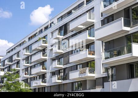 Weißer moderner Apartmentblock in Berlin, Deutschland, Europa Stockfoto