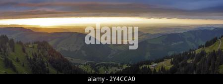 Panoramablick auf eine Licht- und Wetterszene über die Voralpen, aufgenommen von der Nagelfluhkette, Allgäu. In der Mitte im Hintergrund GEBH Stockfoto