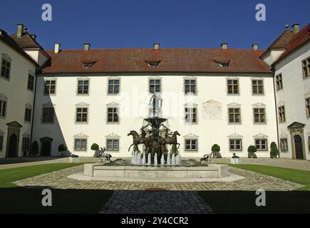 Brunnen des Bildhauers Maximilian Ruess in der Ehrenklasse von Schloss Zeil im Allgäu. Der Brunnen zeigt die Geschichte des Hauses Waldbu Stockfoto