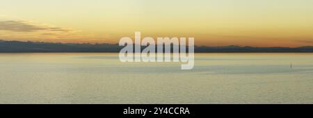 Panorama, Sonnenuntergang am Bodensee bei Friedrichshafen Stockfoto