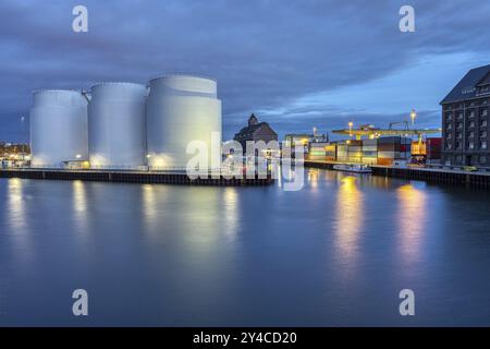 Lagertanks und Teil des Berliner Hafens bei Nacht Stockfoto