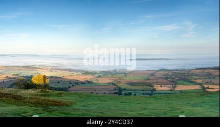 Ein Panoramablick vom Wrekin Hill in Telford, Shropshire, Großbritannien, über die Landschaft nach Westen in Richtung der Welsh Hills an einem nebeligen Morgen Stockfoto