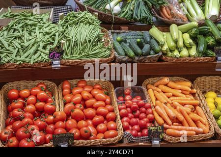 Tomaten, Bohnen und anderes Gemüse zum Verkauf auf einem Markt Stockfoto