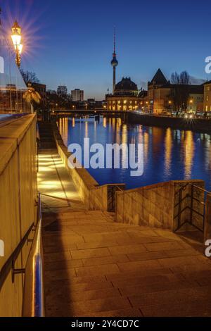 Blick entlang der Spree in Berlin bei Sonnenaufgang Stockfoto