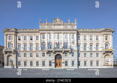 Palast der Reederei Lloyd Triestino an der Piazza dell'Unita d'Italia in Triest Stockfoto