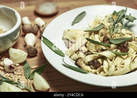 Spaghetti artigianale mit Kräuterpilzen und Salbei Stockfoto