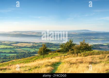 Misty Shropshire Landschaft an einem Herbstmorgen von einem Aussichtspunkt auf dem Wrekin Hügel in der Nähe von Telford in Shropshire, Großbritannien Stockfoto