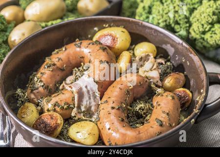 Grünkohl mit Bregenwurst und Bratkartoffeln Stockfoto