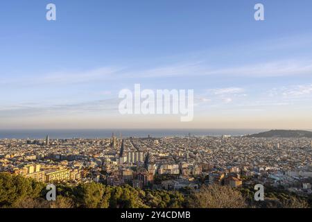 Blick auf Barcelona mit dem Mittelmeer im Hintergrund Stockfoto