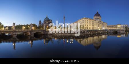 Panorama des Berliner Doms, des berühmten Fernsehturms und des wiederaufgebauten Stadtschlosses bei Nacht Stockfoto