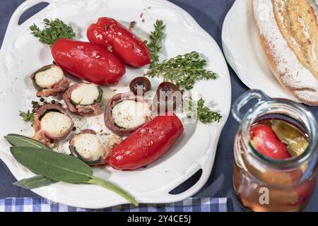 Confit San Marzano Tomaten mit Jakobsmuschelsaltimbocca Stockfoto