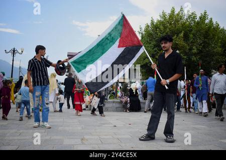 Srinagar, Indien. September 2024. Srinagar, Kaschmir, Indien, am 17. September 2024: Ein kaschmirischer Junge wurde während des Eid-e-Milad-un-Nabi am Hazratbal-Schrein in Srinagar mit palästinensischer Flagge gesehen. Dieser Akt der Solidarität war seine Art, das palästinensische Volk zu unterstützen und die Aufmerksamkeit auf die unschuldigen Todesopfer zu lenken, die in dem anhaltenden Konflikt ums Leben gekommen sind. (Foto von Danish Showkat/SIPA USA) Credit: SIPA USA/Alamy Live News Stockfoto