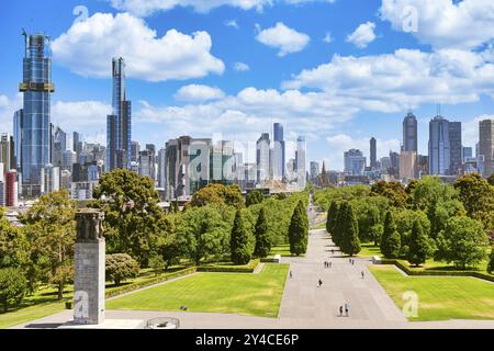 Melbourne mit Blick auf das Stadtzentrum vom Kriegsdenkmal Stockfoto