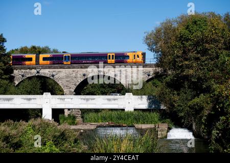 Dieselzug der West Midlands Railway der Klasse 196 über das Princes Drive Viaduct, Leamington Spa, Warwickshire, Großbritannien Stockfoto