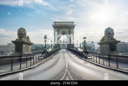 Vorderansicht der Kettenbrücke in Budapest bei Sonnenaufgang, Ungarn, Europa Stockfoto