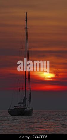 Segelyacht bei Sonnenuntergang, Golf von Porto, Korsika Stockfoto