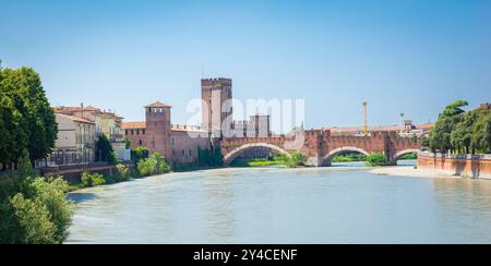 Berühmte Brücke Castelvecchio über den Etsch in der historischen Stadt Verona, Italien Stockfoto