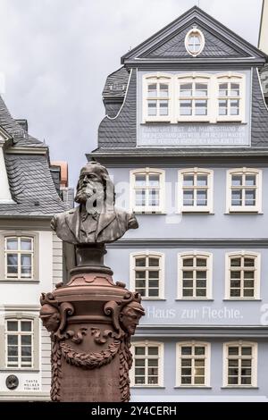 Neue Altstadt von Frankfurt am Main mit dem wiederaufgebauten, historischen Haus zur Flechte und dem Friedrich-Stoltze-Brunnen am Huehnermarkt Stockfoto