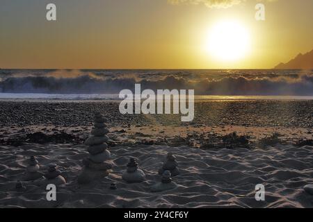 Landkunst vor den Surfwellen bei Sonnenuntergang am Strand von Porto, Korsika Stockfoto