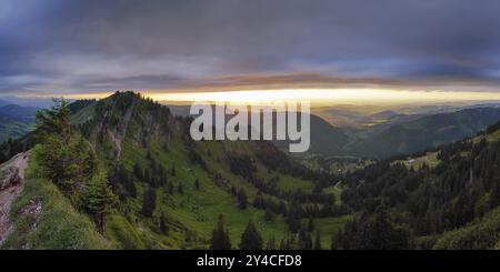 Panoramablick auf eine Licht- und Wetterszene über die Voralpen, aufgenommen von der Nagelfluhkette, Allgäu. In der Mitte im Hintergrund GEBH Stockfoto