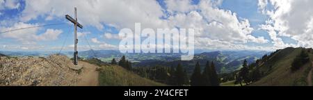 Panoramablick vom Baerenkoepfle, Naturpark Nagelfluhkette, Sonthofen und den Allgäuer Alpen im Hintergrund Stockfoto