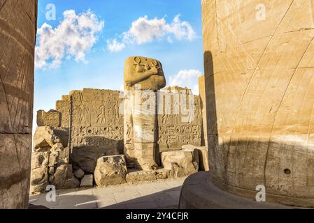 Kopflose Statue unter den Ruinen in Karnak Tempel, Luxor Stockfoto