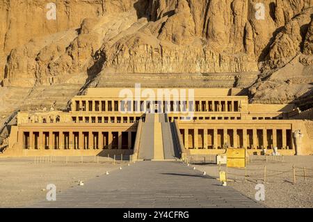 Fassade des Hatschepsut-Tempels in den Felsen der Luxor-Wüste, Ägypten, Afrika Stockfoto