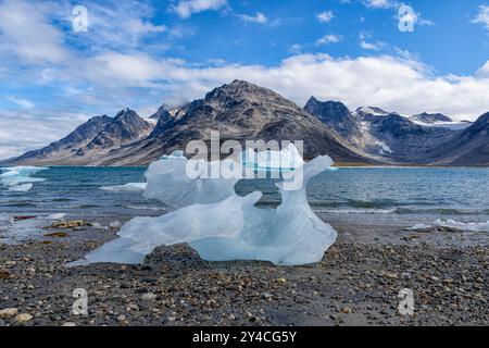 Landschaft mit Eisbergen im Bereich des ehemaligen Militärflugplatzes der US Army Air Forces aus dem Zweiten Weltkrieg, Bluie East Two, 2. Grönland Stockfoto