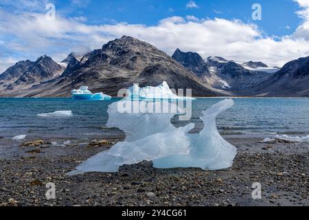 Landschaft mit Eisbergen im Bereich des ehemaligen Militärflugplatzes der US Army Air Forces aus dem Zweiten Weltkrieg, Bluie East Two, 2. Grönland Stockfoto