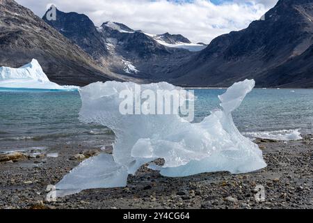 Landschaft mit Eisbergen im Bereich des ehemaligen Militärflugplatzes der US Army Air Forces aus dem Zweiten Weltkrieg, Bluie East Two, 2. Grönland Stockfoto