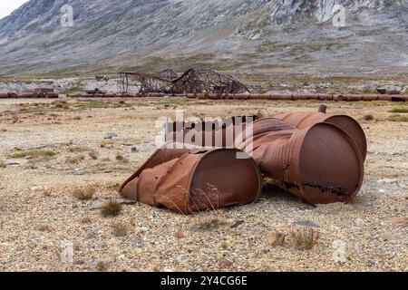 Verrostete Überreste der ehemaligen Militärbasis der US Army Air Forces Bluie East Two, 2. Ikateq Fjord, Ammassalik, Ostgrönland, Dänemark Stockfoto