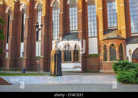 Statue des Kardinals vor der römisch-katholischen Pfarrkirche in Breslau, Polen, Europa Stockfoto