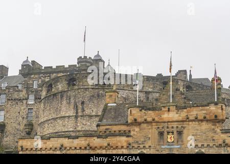 Eine mittelalterliche Burg mit Wehrtürmen und Steinmauern, geflaggt und monumental, edinburgh, schottland, großbritannien Stockfoto