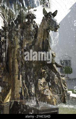 Brunnen des Bildhauers Maximilian Ruess in der Ehrenklasse von Schloss Zeil im Allgäu. Der Brunnen zeigt die Geschichte des Hauses Waldbu Stockfoto