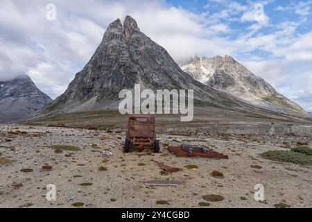 Verrostete Überreste der ehemaligen Militärbasis der US Army Air Forces Bluie East Two, 2. Ikateq Fjord, Ammassalik, Ostgrönland, Dänemark Stockfoto