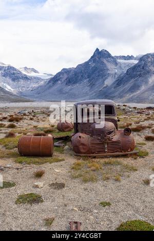 Verrostete Überreste der ehemaligen Militärbasis der US Army Air Forces Bluie East Two, 2. Ikateq Fjord, Ammassalik, Ostgrönland, Dänemark Stockfoto