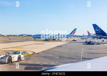 Wunderschöner Blick auf ein Air France Flugzeug auf der Landebahn am Newark Liberty International Airport mit anderen Flugzeugen im Hintergrund. New York. USA. Stockfoto